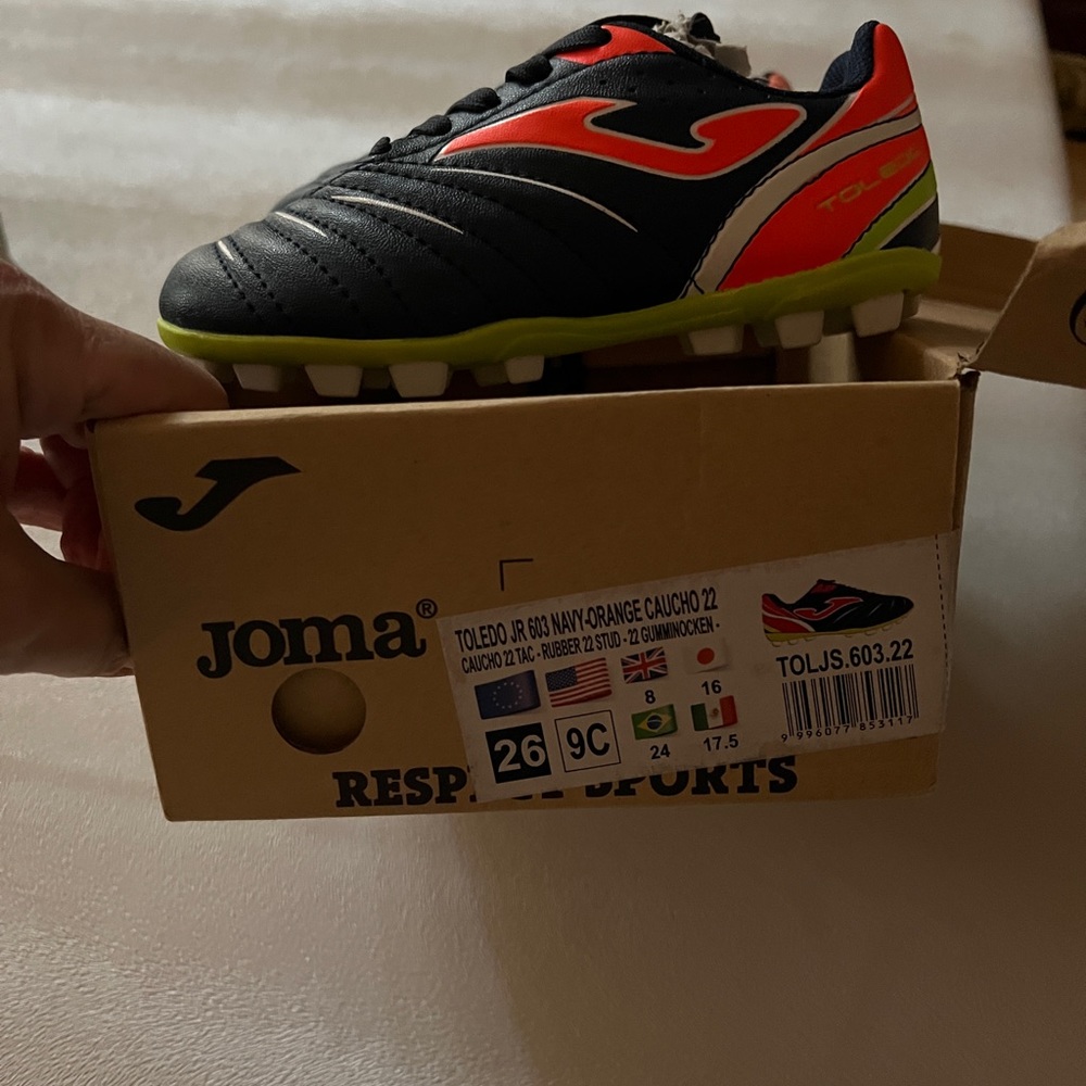 Football/soccer cleats